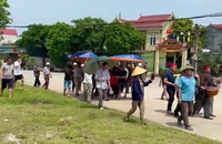 Ngư dân bỏ xác cá voi vào quan tài và tổ chức lễ an táng