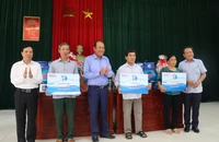 Ngư dân ở Thanh Hoá vui mừng nhận quà tặng 'Cùng ngư dân thắp sáng đèn trên biển'