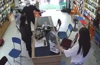 Clip quay cảnh kẻ cầm vật giống súng xông vào cửa hàng điện thoại cướp tiền 