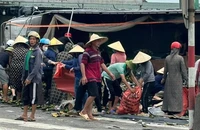 Dân giúp tài xế dọn hàng tấn cam sau tai nạn lật xe tải làm 1 người tử vong