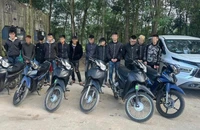 Nhóm thanh thiếu niên náo loạn đường phố khi đón bạn mãn hạn tù 
