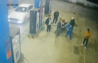 Người đàn ông đi ô tô đánh nhân viên cây xăng 