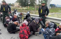 Nhóm thanh thiếu niên tháo biển số xe máy chạy trên cao tốc bị phạt gần 80 triệu 