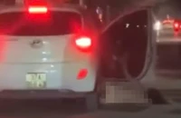 Xôn xao clip cô gái không mặc quần áo rơi khỏi ô tô đang chạy trên đường