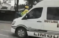 Đã xác minh danh tính tài xế 'chở' người đàn ông trên nắp capo 