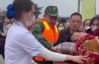 Video đưa ngư dân bị chìm tàu bơi 30 giờ trên biển vào bờ 