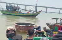 Cứu sống một nam thanh niên gieo mình xuống sông Lam tự tử vì buồn tình