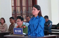 Nữ luật sư dỏm ra tòa khóc nói tiền lừa 'chạy án' chi tiêu hết rồi 