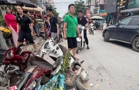 Tai nạn giữa xe khách và nhiều xe máy làm bé 2 tuổi tử vong 