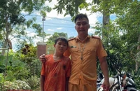 Thượng úy cảnh sát giao thông cứu bé trai bị lũ cuốn giữa sông 