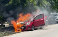 Đang đi đám cưới thì cháy xe dữ dội 