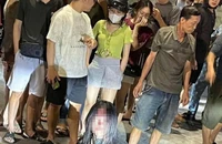 Clip ghi cảnh cô gái ném đá vào cây ATM, đập phá bất thường 