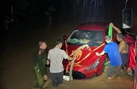 Người dân miền núi Nghệ An trắng đêm chạy lũ