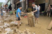 Lũ rút, người dân xót xa đào bới tài sản lẫn trong bùn đất 