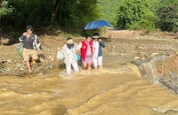 Sạt lở cô lập bản Ta Đo, sản phụ ‘vượt cạn’ sinh con trên đường