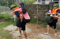 Giải cứu hai phụ nữ tàn tật bị nước lũ bủa vây