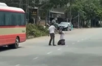 Trách nhiệm pháp lý của người bắt tài xế xe buýt quỳ giữa đường ở Nghệ An