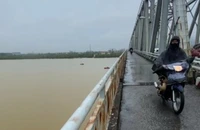 Nghệ An: Nghi bố ôm 2 con nhỏ 4 tuổi và 5 tuổi nhảy cầu Bến Thủy 
