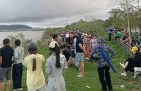 Vụ bố ôm 2 con nhảy cầu Bến Thủy: Tìm thấy thi thể 2 cháu bé trên sông Lam
