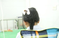 Bé gái 9 tuổi bị cha dượng đánh: 'Con chỉ mong cha đừng uống rượu, đừng đánh con nữa...'
