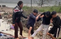 Người dân nổi giận 'nhận nước cho nó biết sợ' sau khi cứu thanh niên nhảy cầu 