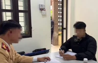 2 học sinh đi xe máy không đội mũ bảo hiểm 'thông chốt' CSGT 