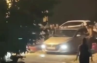 Xôn xao clip ô tô lao vào đám đông, hàng chục người ném đá vào xe