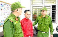 Bắt người trốn truy nã khi xuất hiện tại sân bay