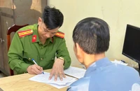 Khởi tố người nộp 10 triệu đồng rồi xoay ngang điện thoại… đánh bạc