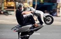 Đang bốc đầu xe máy trên phố để 'ra oai' thì gặp ngay cảnh sát 