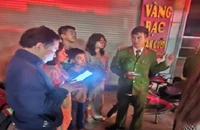 Giải cứu 2 người lớn và 3 trẻ em mắc kẹt trong vụ cháy nhà 5 tầng