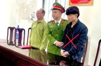 Thanh niên dùng kiếm chém người 