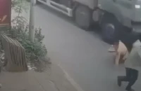 Phẫn nộ: Đẩy CSGT vào xe tải khi ô tô đang lao tới 
