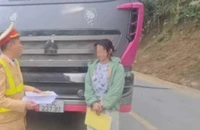 'Nữ TikToker' dừng xe tải giữa đường bị CSGT phạt