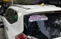 Ô tô phía sau dán chữ ‘vợ em mới lấy bằng, thi 9 lần mới đỗ’ tông nhiều xe máy