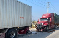 Xe con bị cuốn vào gầm trong tai nạn liên hoàn, 3 người bị thương