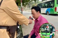 Uống nửa lon bia khai xuân, tài xế ô tô 'dính' nồng độ cồn 