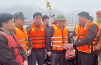 Chủ tịch tỉnh Lào Cai trực tiếp chỉ đạo công tác tìm kiếm nạn nhân vụ chìm tàu ở hồ Thác Bà