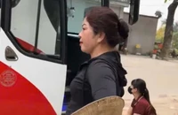Tạm giữ hình sự 1 phụ nữ chửi bới, rút chìa khoá thu tiền đỗ xe của người đi lễ