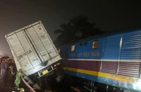 Xe container cố băng qua đường sắt bị tàu hoả tông, đẩy văng xa