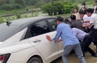 Clip nhà gái phải khiêng ô tô vì đỗ chắn đường 