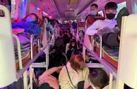 Hình ảnh xe giường nằm 'nhồi nhét' 300% số khách được phép chở
