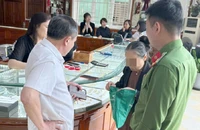 Công an ngăn chặn lừa đảo từ việc cụ bà mang vàng đi bán có tâm lý bất thường