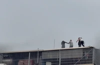 Clip hai người dũng cảm phá mái tôn cứu nhiều người trong vụ cháy ở Hà Nội