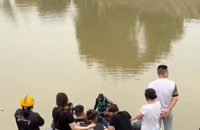 Phát hiện xe máy và lá thư 'nhờ vớt xác 3 mẹ con trên sông Hồng'