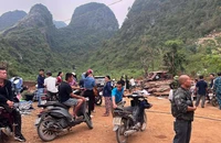 Hàng trăm người đang cùng công an lên núi tìm người đàn ông mất liên lạc