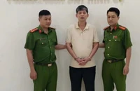 Bị bắt vì đỗ ô tô chắn barie lối vào tầng hầm khu chung cư ở Hà Nội