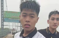 Hai học sinh lao xuống sông cứu kịp nữ sinh lớp 11 nhảy cầu 