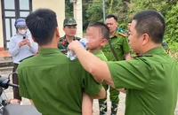 Bé 3 tuổi đi lạc đường ngủ một mình trong rừng đã được tìm thấy