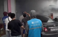 Ô tô bốc cháy sau khi lao vào ki ốt, người dân đập kính cứu tài xế